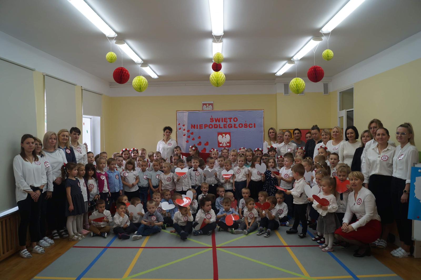 Przedszkolaki świętują Dzień Niepodległości.