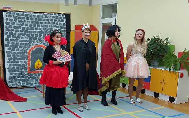 Teatrzyk " Królewna Gburka"